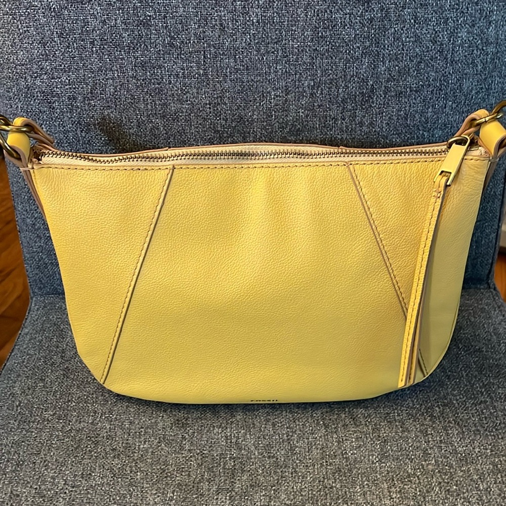 Gorgeous yellow Fossil crossbody. Skylar medium crossbody. Ochre color.